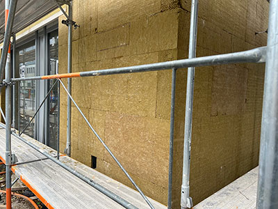 Dämmung durchgeführt in Bern und Umgebung  von der Firma MEGA Partner GmbH. Auf dem Bild sehen wir eine isolierte Wand. Die Dämmung ist ein wichtiger Bestandteil des Hauses. Wir machen Dämmung der Hauswand, damit das Haus im Winter wärmer und im Sommer kühler ist.