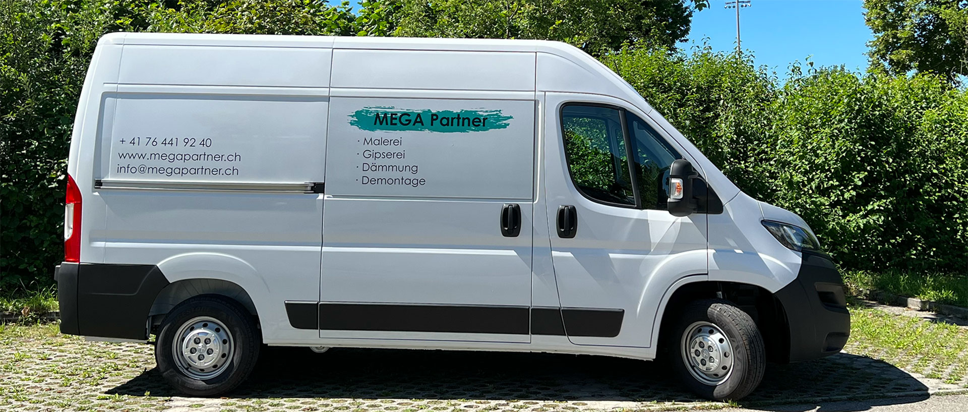 Dies ist eine Arbeitsauto der MEGA Partner GmbH. Wir verwenden ihn für den Transport von Material für Maler- und Gipserarbeiten.